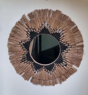 Decoratieve spiegel met natuurlijke materialen beschikbaar voor biedingen