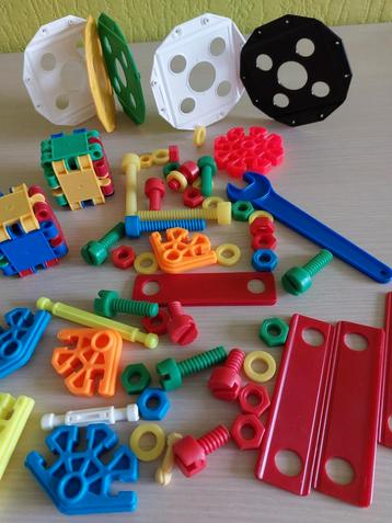 CONSTRUCTIESPEELGOED: Kidknex, Triqo, Clics + Gereedschap beschikbaar voor biedingen