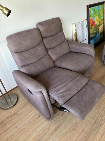 2+2 GRIJZE BANKSTEL MET RELAX GEDEELTE  ZO GOED ALS NIEUW  beschikbaar voor biedingen