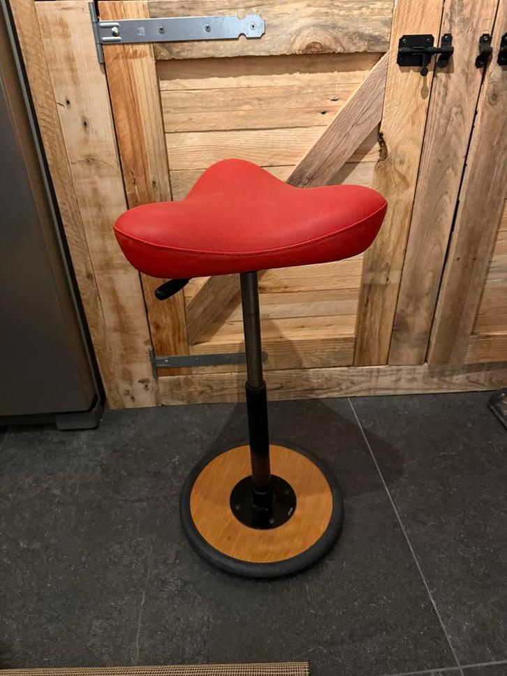 Stokke Varier Move Zit-Sta Stoel, Huis en Inrichting, Stoelen, Gebruikt, Eén, Hout, Rood, Ophalen of Verzenden