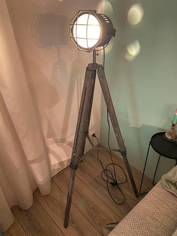 Mooie spotlight - staande lamp voor sfeer, Huis en Inrichting, Lampen | Vloerlampen, Zo goed als nieuw, 150 tot 200 cm, Hout, Metaal