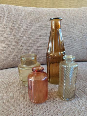 4 Gekleurde vaasjes van glas beschikbaar voor biedingen