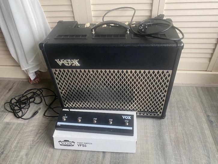 vox valvetronix 50 met voetpedaal, Muziek en Instrumenten, Versterkers | Bas en Gitaar, Zo goed als nieuw, Gitaar, Minder dan 50 watt