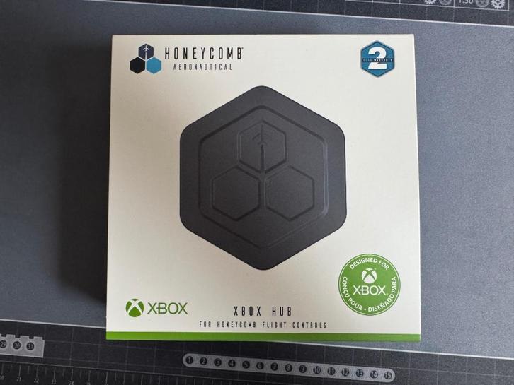 HONEYCOMB XBOX HUB HC003356, Spelcomputers en Games, Spelcomputers | Xbox | Accessoires, Nieuw, Xbox One, Xbox Series X, Xbox Series S