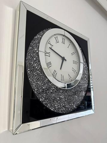 Mooie Wandklok met Details beschikbaar voor biedingen