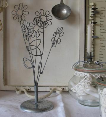 Oude bloemen van zink bosje van 5 in voet. beschikbaar voor biedingen