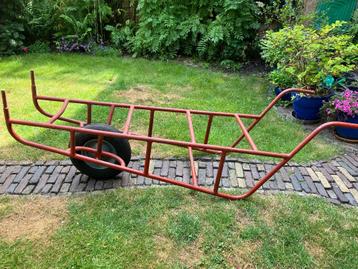 Sterke platte lange kruiwagen. Zie alle foto’s.  beschikbaar voor biedingen