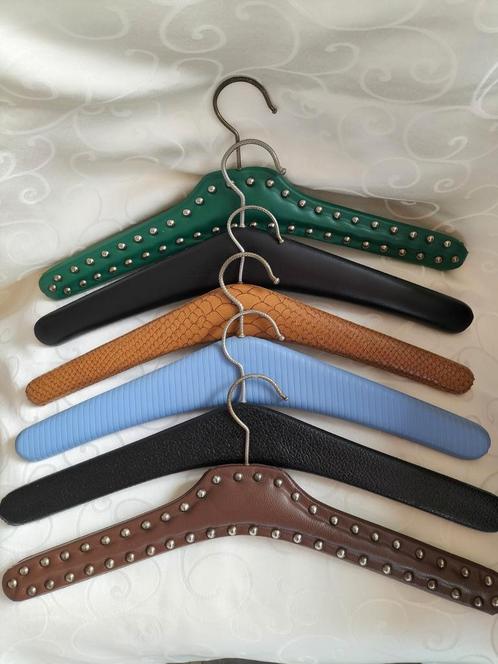 Vintage kledinghangers 6 stuks met en zonder studs, Kleding | Dames, Kledinghangers, Zo goed als nieuw, Hout, Volwassenen, Ophalen of Verzenden