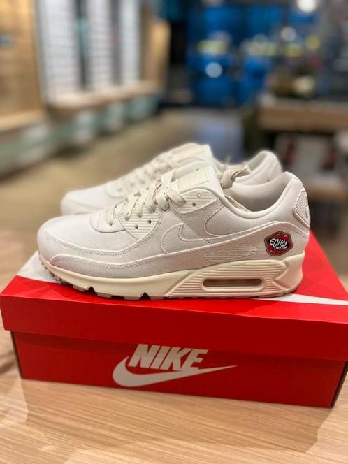 Nike Air Max 90 x The Future is Equal, Sport en Fitness, Loopsport en Atletiek, Nieuw, Hardloopschoenen, Nike, Ophalen of Verzenden