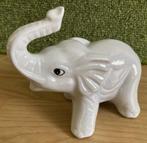 Olifant met slurf omhoog aardewerk geglazuurd wit/lichtgrijs, Ophalen of Verzenden, Zo goed als nieuw, Wild dier, Beeldje of Figuurtje