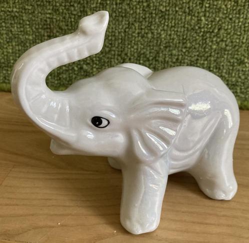 Olifant met slurf omhoog aardewerk geglazuurd wit/lichtgrijs, Verzamelen, Dierenverzamelingen, Zo goed als nieuw, Beeldje of Figuurtje
