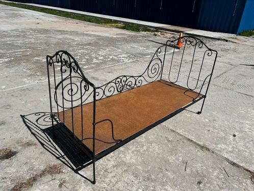Antieke Franse gietijzeren divan / dagbed sierlijk smeedwerk, Antiek en Kunst, Antiek | Meubels | Bedden, Ophalen of Verzenden