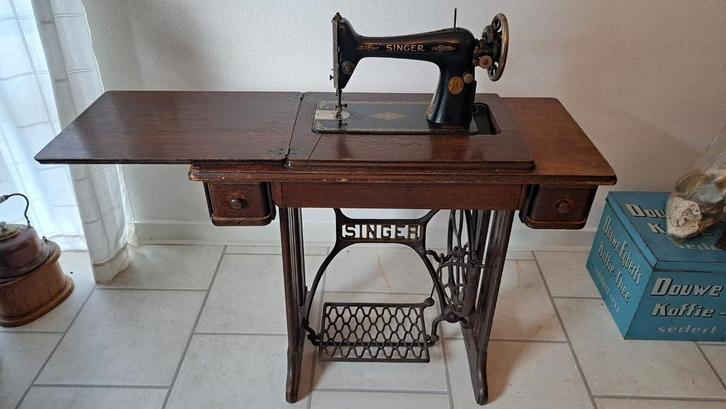 Antieke Singer Naaimachine met Tafel, Antiek en Kunst, Antiek | Naaimachines, Ophalen