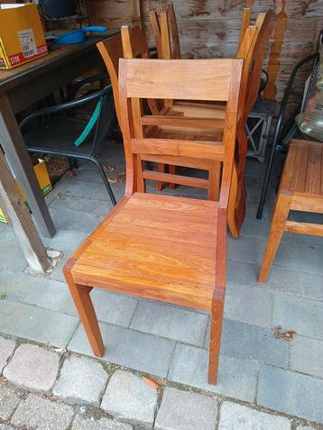 Teakhouten  stoelen.
 beschikbaar voor biedingen