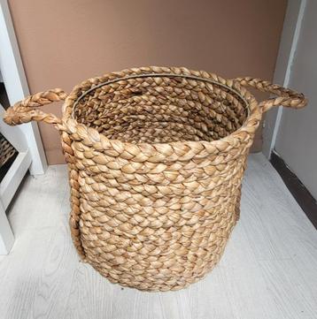 Rieten mand voor kamerplant beschikbaar voor biedingen