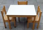 Tafel en 3 stoeltjes van Schilte, Kinderen en Baby's, Kinderkamer | Tafels en Stoelen, Ophalen, Gebruikt, Tafel(s) en Stoel(en)