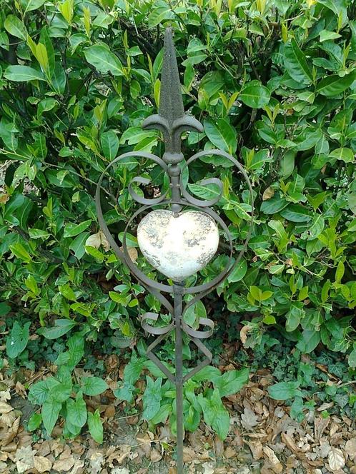 Mooi Originele Tuinsteker Hart met Franse Lelie, bruin grijs, Tuin en Terras, Tuinbeelden, Nieuw, Kunststof, Ophalen of Verzenden