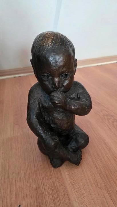 Namverk Namur beeld – zittende baby met duim – Belgisch kuns, Antiek en Kunst, Kunst | Beelden en Houtsnijwerken, Ophalen