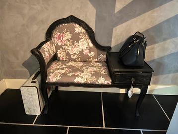 Telefoon tafel. beschikbaar voor biedingen
