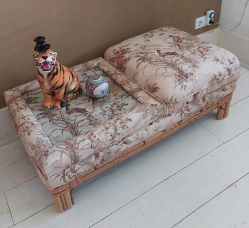 Vintage bamboe bankje met geïntegreerde glazen displaytafel, Antiek en Kunst, Antiek | Meubels | Stoelen en Banken, Ophalen