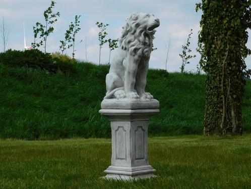 Zittende Leeuw op Sokkel - 95 cm - Steen, Tuin en Terras, Tuinbeelden, Dierenbeeld, Steen, Ophalen of Verzenden