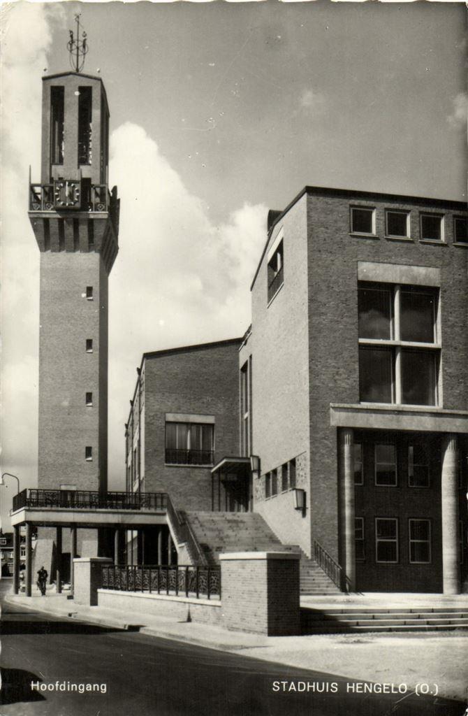 Hoofdingang - Stadhuis Hengelo [O.] - 1965 gelopen, Verzamelen, Ansichtkaarten | Nederland, Ongelopen, Overijssel, Voor 1920, Ophalen of Verzenden