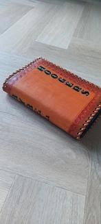 Bijbel, zolderopruiming, lederen beschermhoes., Antiek en Kunst, Antiek | Boeken en Bijbels, Ophalen of Verzenden