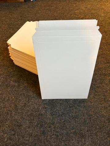 90 witte kartonnen enveloppen A4-formaat beschikbaar voor biedingen