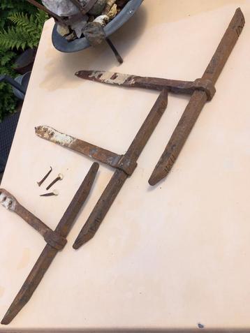 Antieke muurankers smeedijzer beschikbaar voor biedingen