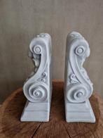 4 gipsen ornamenten / plankendragers, Ophalen of Verzenden, Mdf, Plinten