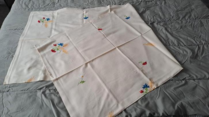 Vintage Geborduurd Tafelkleed met Bloemen, Huis en Inrichting, Tafelkleden, Zo goed als nieuw, Rechthoek, Binnen, Ophalen of Verzenden