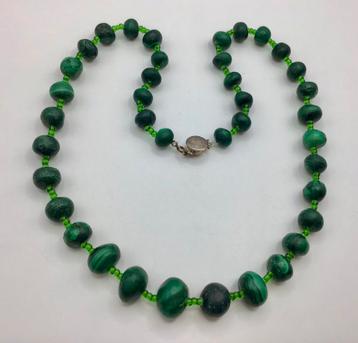 Vintage ketting met Malachiet kralen en glas kralen lang beschikbaar voor biedingen