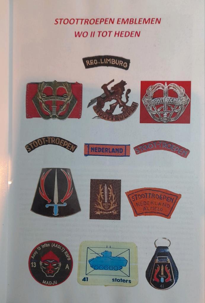 Overzicht emblemen stoottroepen, Verzamelen, Militaria | Algemeen, Landmacht, Boek of Tijdschrift, Nederland, Ophalen of Verzenden