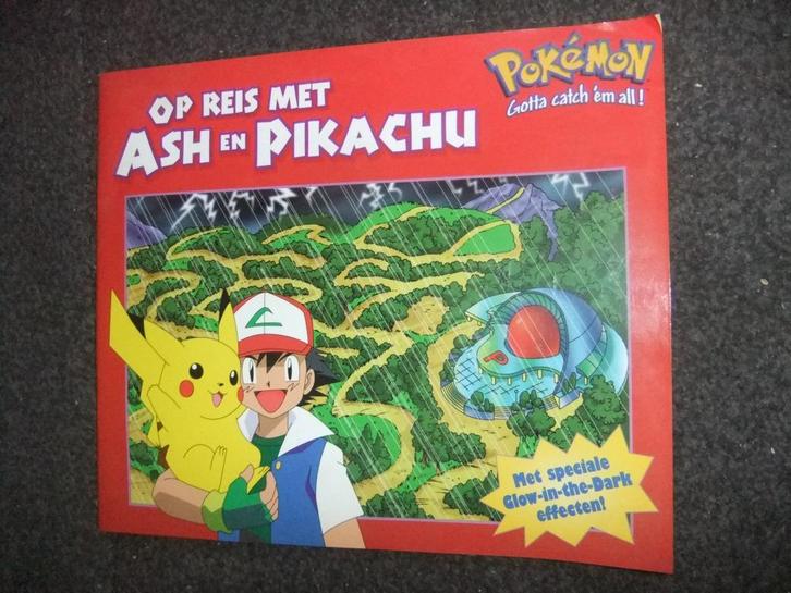 POKEMON BOEK  COLLECTORS ITEM  OP REIS MET ASH EN PIKACHU, Hobby en Vrije tijd, Verzamelkaartspellen | Pokémon, Gebruikt, Boek of Catalogus