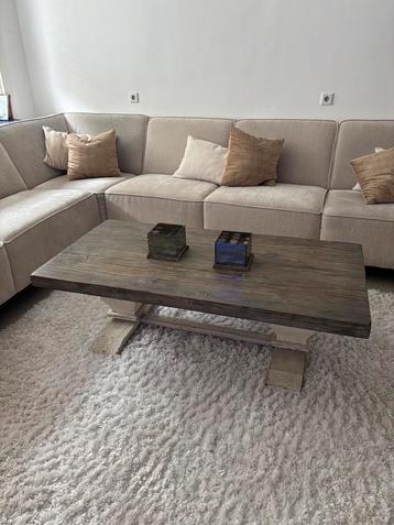 Set van landelijke salontafel en eettafel beschikbaar voor biedingen