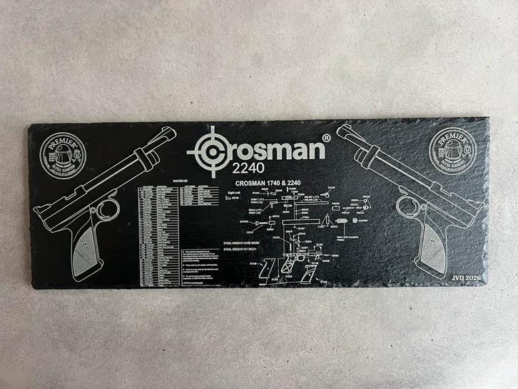Crosman model 2240 afbeelding op Leisteen 30x10pistool, Hobby en Vrije tijd, Overige Hobby en Vrije tijd, Nieuw, Ophalen of Verzenden
