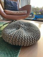 Donkergrijze gehaakte poef - 55 cm, Huis en Inrichting, Banken | Voetenbanken en Poefen, Ophalen, Gebruikt, Rond, Stof