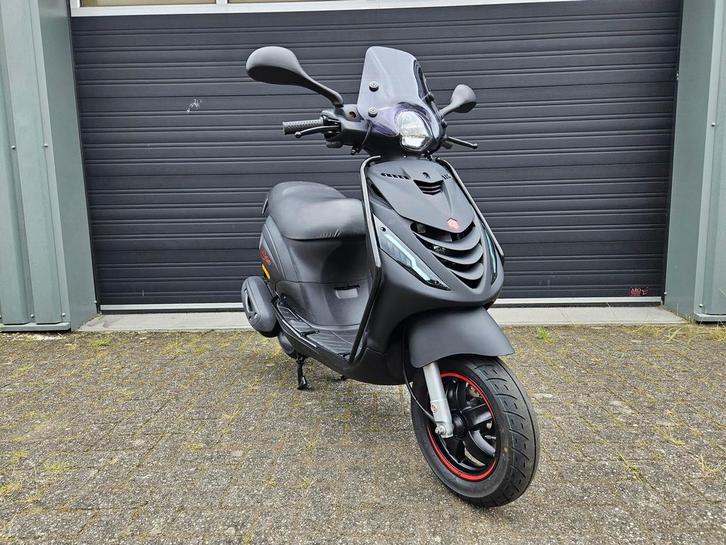 PIAGGIO ZIP 4T E5 BJ 2021 MAT ZWART RS 6100KM + OPTIES!, Fietsen en Brommers, Brommers | Tuning en Styling, Zo goed als nieuw