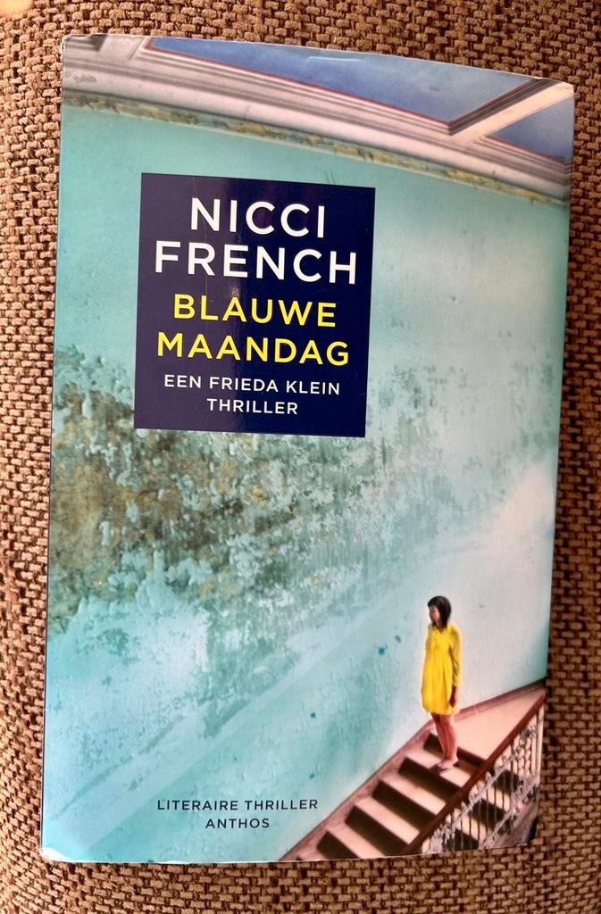 Nicci French boek thriller Blauwe Maandag, Boeken, Thrillers, Gelezen, Nederland, Ophalen of Verzenden