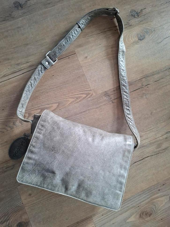 grijze leren schoudertas van SACCOO, Sieraden, Tassen en Uiterlijk, Tassen | Schoudertassen, Grijs, Leer, Ophalen of Verzenden
