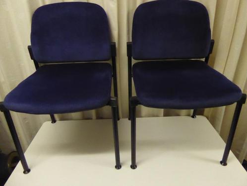 Vergaderstoel | stoel blauwe stoffering met zwart onderstel, Huis en Inrichting, Stoelen, Zo goed als nieuw, Twee, Metaal, Stof