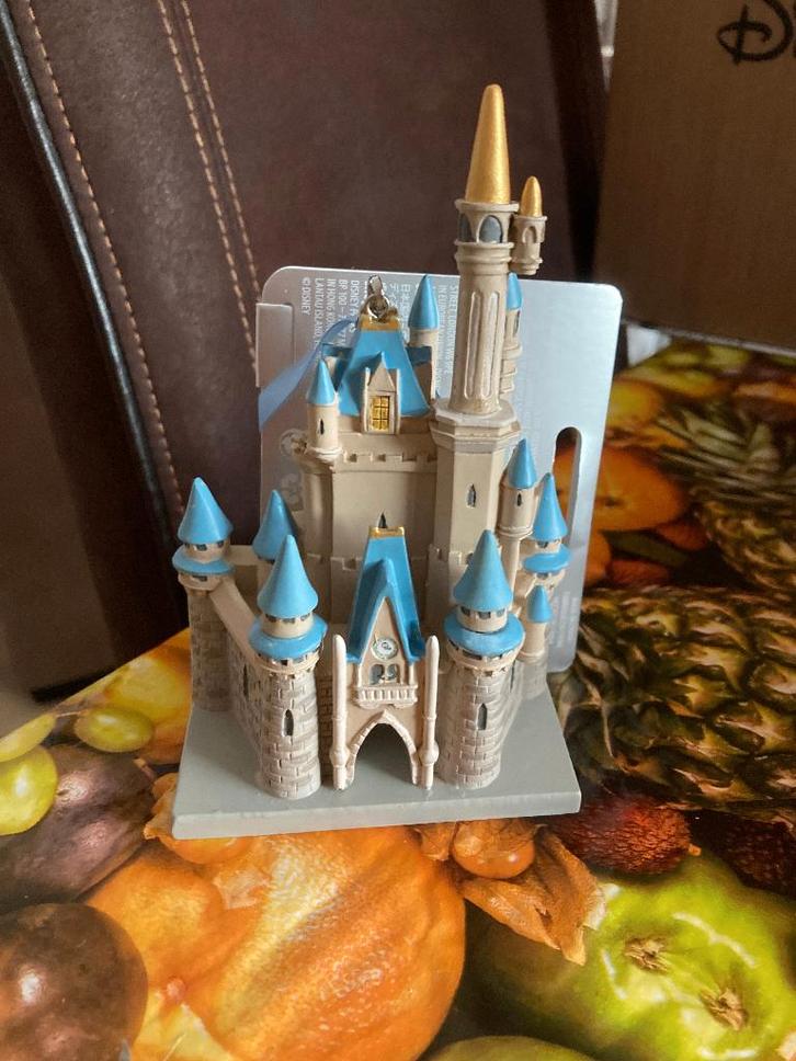 Disney Fantasyland Castle Ornament - Nieuw, Verzamelen, Disney, Nieuw, Beeldje of Figuurtje, Overige figuren, Ophalen of Verzenden