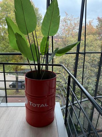 Rode metalen bloempot - Industrieel design beschikbaar voor biedingen