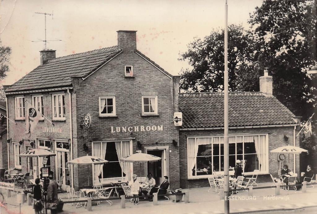 AZ734 Harderwijk Cafe Essenburg spoorweg overgang 1962, Verzenden, 1960 tot 1980, Gelopen, Gelderland