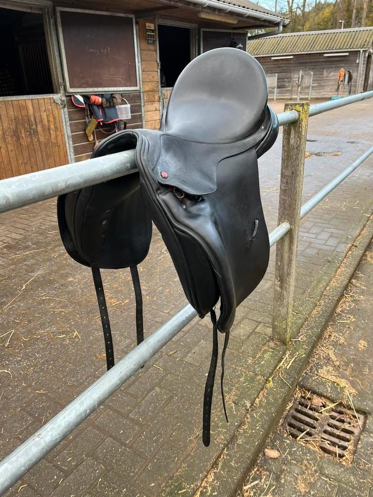 Zadel te koop, 17,5 inch, Dieren en Toebehoren, Paarden en Pony's | Zadels, Gebruikt, Dressuur, Ophalen of Verzenden
