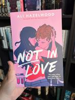 Ali Hazelwood - Not in Love - So Many Pages - NL, Ophalen of Verzenden, Nieuw, Ali Hazelwood