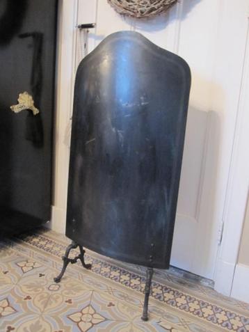 Mooi antiek sober haardscherm, zwart met bies beschikbaar voor biedingen