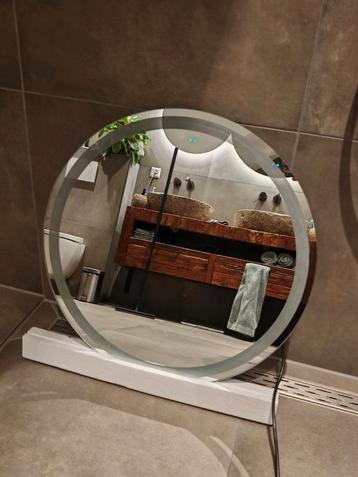 Badkamer spiegel met verwarming en verlichting beschikbaar voor biedingen