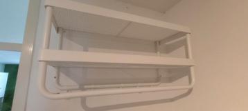 Witte metalen wandkapstok met 2 planken