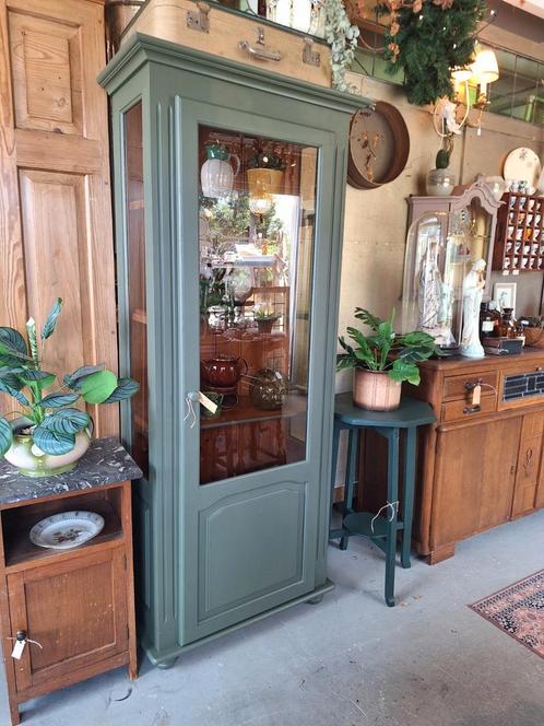 Smalle landelijk/brocante vitrine/servieskast, Huis en Inrichting, Kasten | Vitrinekasten, Zo goed als nieuw, 150 tot 200 cm, 25 tot 50 cm